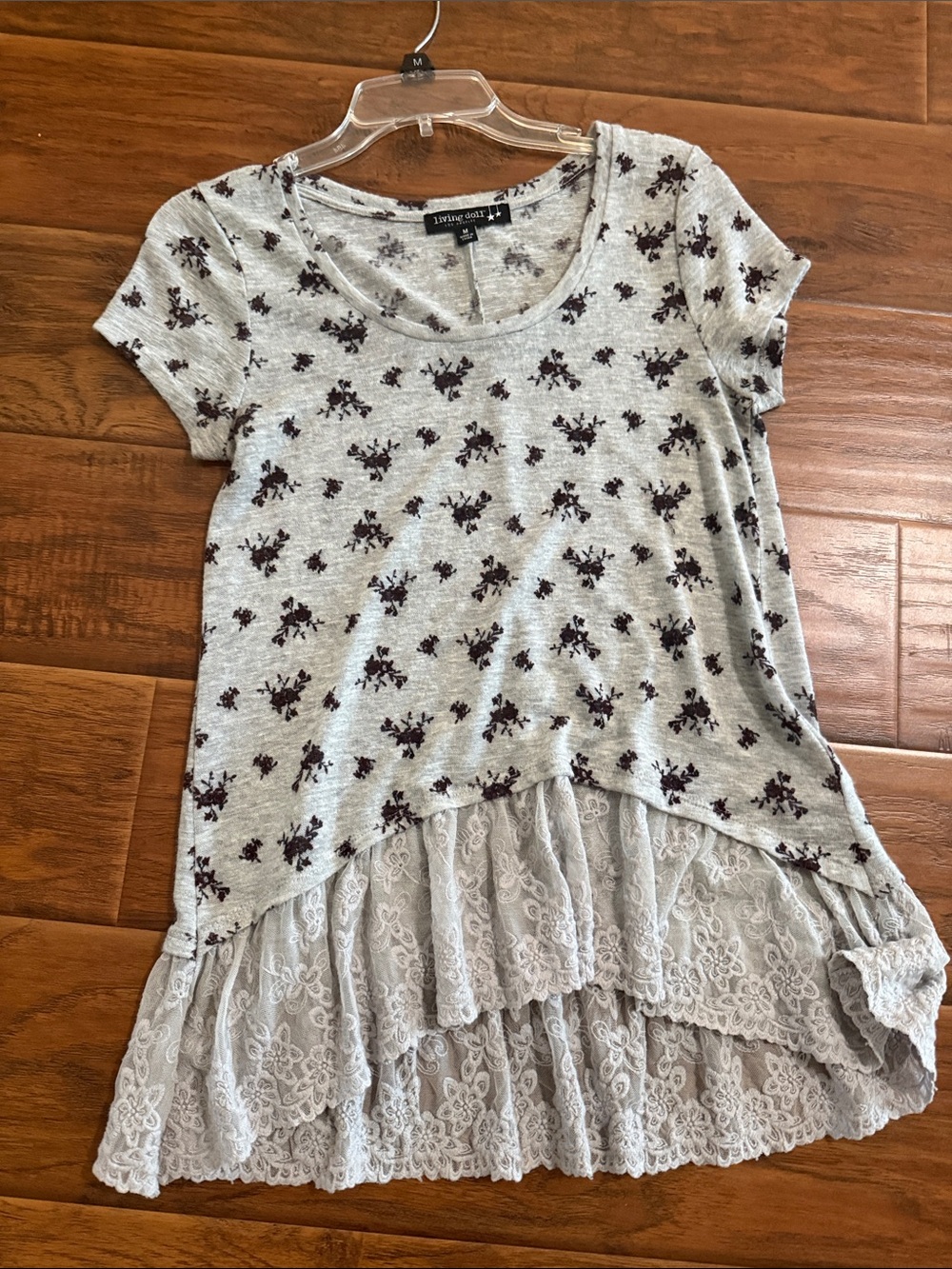 Gray Floral Lace‑Hem Short Sleeve Top med